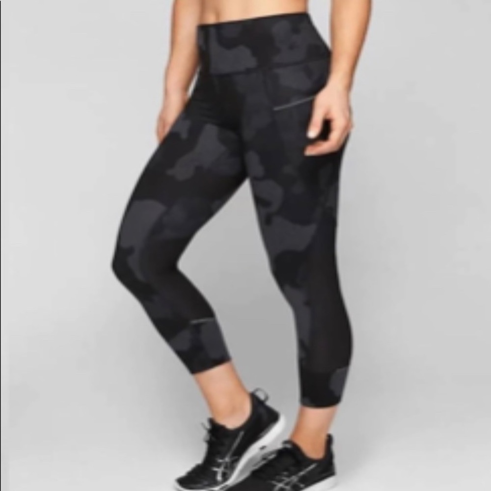 ATHLETA Women’s Camo Contender Tight 7/8 Sz XS.